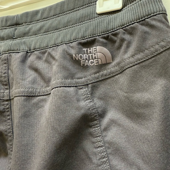 The North Face cropped joggers - Picture 2 of 4